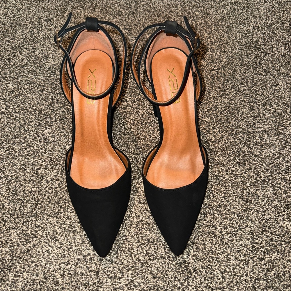 Dex Black Heels with Pointed Toe and Ankle Straps